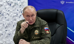 Vladimir Poutine dans un poste de commandement en un lieu inconnu, selon des images diffusées par le Kremlin, le 20 novembre 2025 ( RUSSIAN PRESIDENTIAL PRESS OFFICE / - )