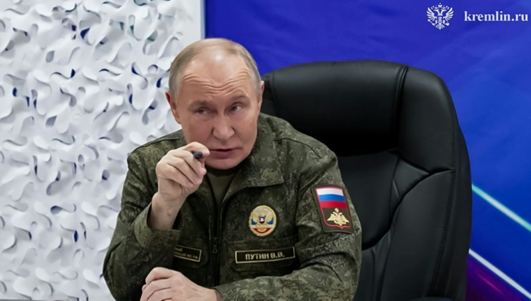 Vladimir Poutine dans un poste de commandement en un lieu inconnu, selon des images diffusées par le Kremlin, le 20 novembre 2025 ( RUSSIAN PRESIDENTIAL PRESS OFFICE / - )