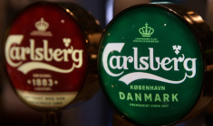 Le nom du brasseur Carlsberg apparaît sur les robinets de bière