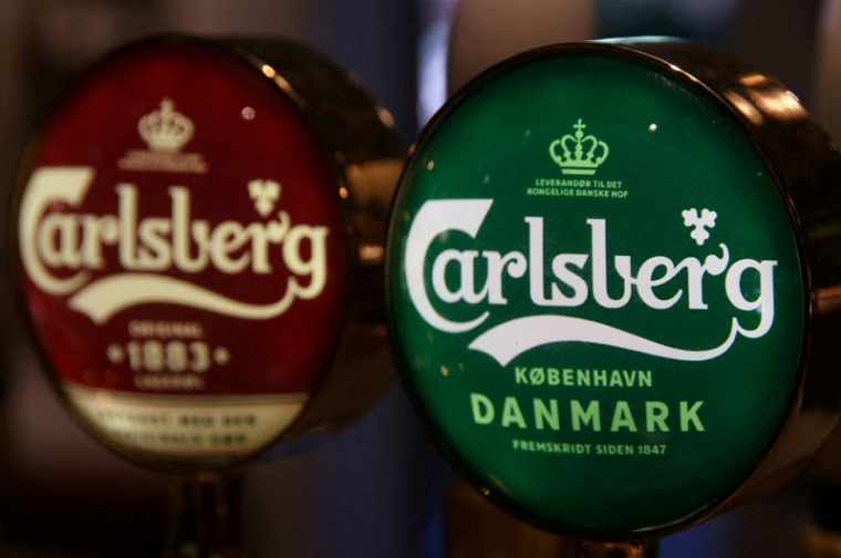 Le nom du brasseur Carlsberg apparaît sur les robinets de bière