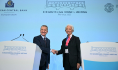 Le gouverneur de la Banque d'Italie Fabio Panetta et la présidente de la BCE Christine Lagarde, lors d'une conférence de presse à l'issue d'une réunion du conseil des gouverneurs de l'institution délocalisée à Florence, le 30 octobre 2025 ( AFP / Tiziana FABI )