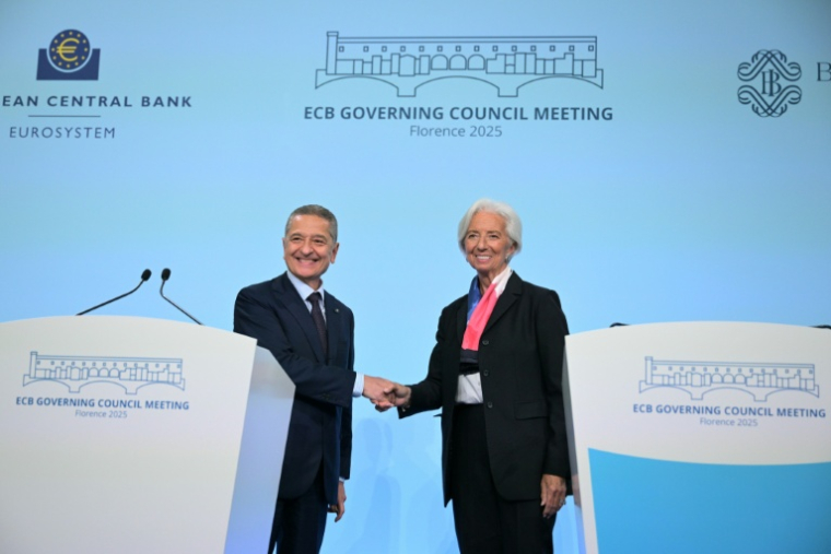 Le gouverneur de la Banque d'Italie Fabio Panetta et la présidente de la BCE Christine Lagarde, lors d'une conférence de presse à l'issue d'une réunion du conseil des gouverneurs de l'institution délocalisée à Florence, le 30 octobre 2025 ( AFP / Tiziana FABI )