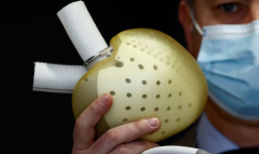 Le directeur général du fabricant français de cœurs artificiels Carmat, Stéphane Piat, pose en tenant un cœur artificiel à Vélizy