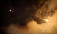 Dans le ciel de Netanya, sur la côte israélienne, pendant une attaque de missiles iraniens, le 21 juin 2025 ( AFP / JACK GUEZ )