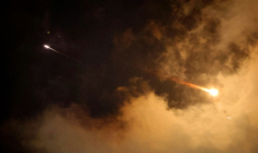 Dans le ciel de Netanya, sur la côte israélienne, pendant une attaque de missiles iraniens, le 21 juin 2025 ( AFP / JACK GUEZ )
