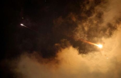 Dans le ciel de Netanya, sur la côte israélienne, pendant une attaque de missiles iraniens, le 21 juin 2025 ( AFP / JACK GUEZ )