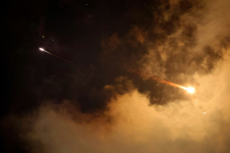 Dans le ciel de Netanya, sur la côte israélienne, pendant une attaque de missiles iraniens, le 21 juin 2025 ( AFP / JACK GUEZ )