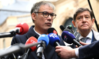 Le premier secrétaire du parti socialiste PS) Olivier Faure (g), accompagné du président du groupe socialiste, écologiste et républicain au Sénat, Patrick Kanner, s'adresse aux journalistes après une réunion avec le Premier ministre sortant Sébastien Lecornu à l'hôtel Matignon, le 8 octobre 2025 à Paris ( AFP / Bertrand GUAY )