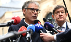 Le premier secrétaire du parti socialiste PS) Olivier Faure (g), accompagné du président du groupe socialiste, écologiste et républicain au Sénat, Patrick Kanner, s'adresse aux journalistes après une réunion avec le Premier ministre sortant Sébastien Lecornu à l'hôtel Matignon, le 8 octobre 2025 à Paris ( AFP / Bertrand GUAY )