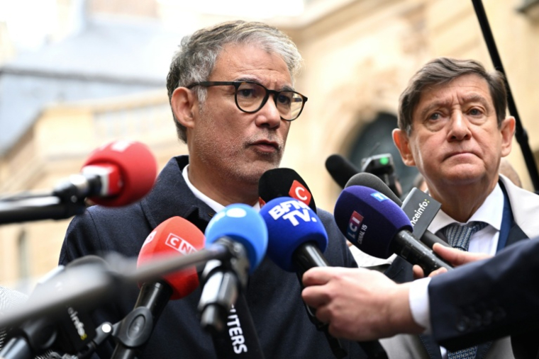 Le premier secrétaire du parti socialiste PS) Olivier Faure (g), accompagné du président du groupe socialiste, écologiste et républicain au Sénat, Patrick Kanner, s'adresse aux journalistes après une réunion avec le Premier ministre sortant Sébastien Lecornu à l'hôtel Matignon, le 8 octobre 2025 à Paris ( AFP / Bertrand GUAY )
