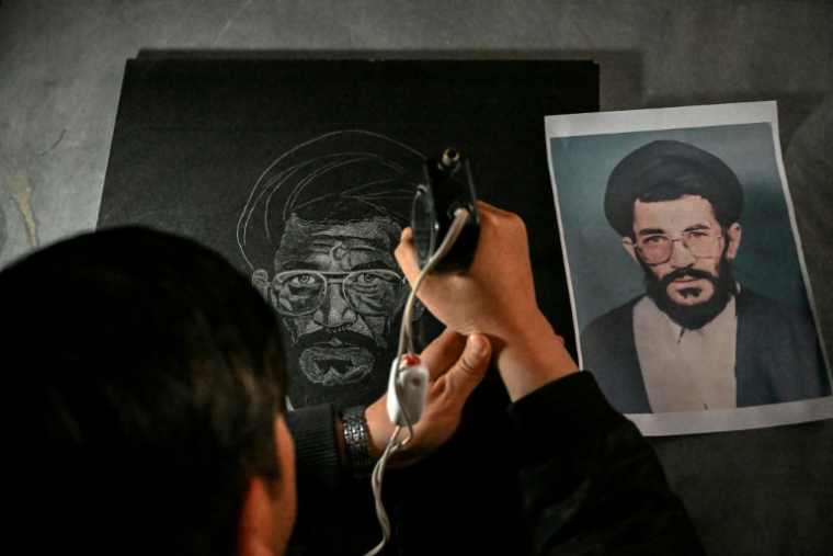 L'artiste Sadiq Poya grave le portrait d'une personne décédée sur une pierre tombale à Quetta, au Pakistan, le 17 février 2026 ( AFP / Banaras KHAN )
