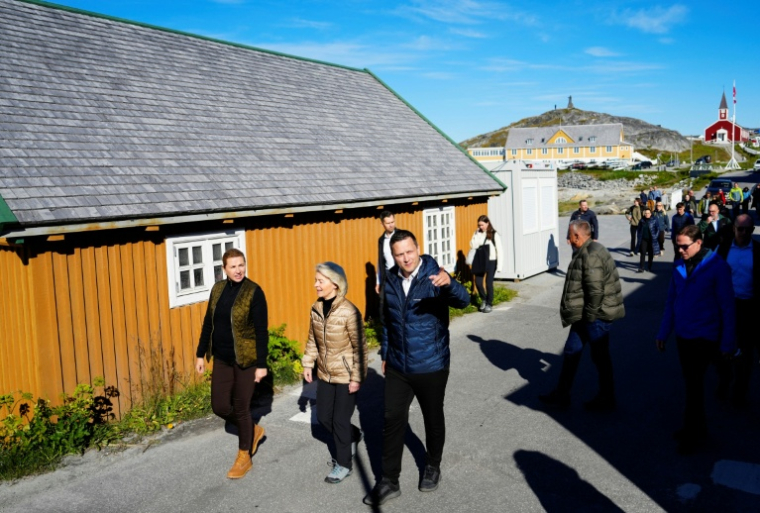La présidente de la Commission européenne Ursula von der Leyen (c), le Premier ministre du Groenland Jens-Frederik Nielsen (d) et la Première ministre danoise Mette Frederiksen (g) se promènent à Nuuk, le 6 septembre 2026 au Groenland ( Ritzau Scanpix / Mads Claus Rasmussen )