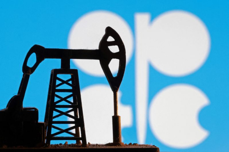 L'illustration montre un modèle miniature de pompe à pétrole et le logo de l'OPEP
