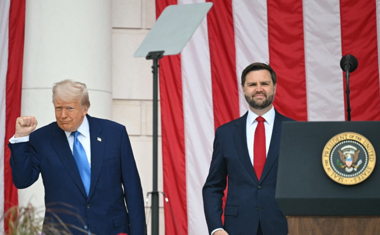 Donald Trump et JD Vance à Arlington (Virginie), le 26 mai 2025 ( AFP / SAUL LOEB )