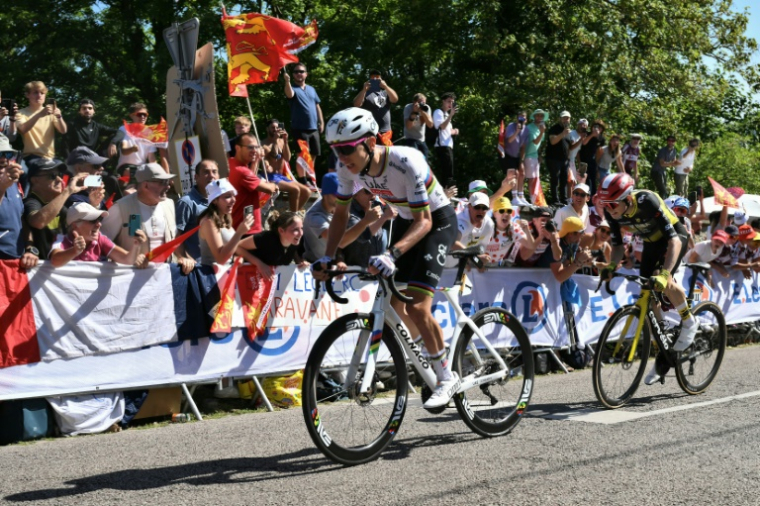 Tadej Pogacar (G) et Jonas Vingegaard à la lutte dans la rampe de Saint-Hilaire, à l'approche de l'arrivée de la 4e étape du Tour de France à Rouen, le 8 juillet 2025 ( AFP / Marco BERTORELLO )