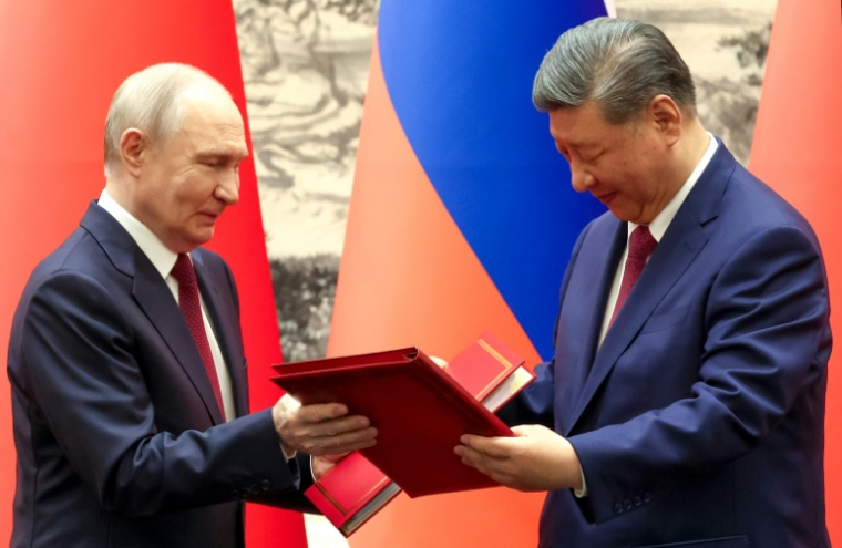 Vladimir Poutine et Xi Jinping à Pékin le 20 mai 2026 ( POOL / Alexander KAZAKOV )