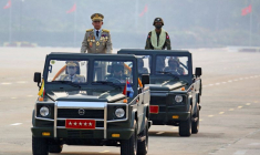 Le chef de la junte du Myanmar, le général Min Aung Hlaing, préside un défilé de l'armée lors de la Journée des forces armées à Naypyitaw, au Myanmar