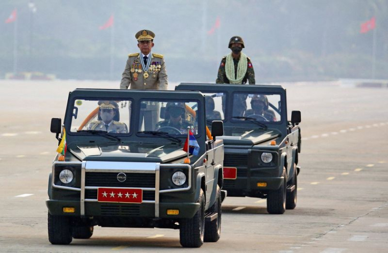 Le chef de la junte du Myanmar, le général Min Aung Hlaing, préside un défilé de l'armée lors de la Journée des forces armées à Naypyitaw, au Myanmar