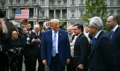 Le président américain Donald Trump s'adressant à la presse entouré des grands patrons de l'IA à la Maison Blanche à Washington, le 29 septembre 2026 ( AFP / Kent NISHIMURA )