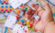 En famille, en couple ou entre amis, pour les petits comme pour les grands, découvrez notre sélection de jeux de société crédit photo : Shutterstock