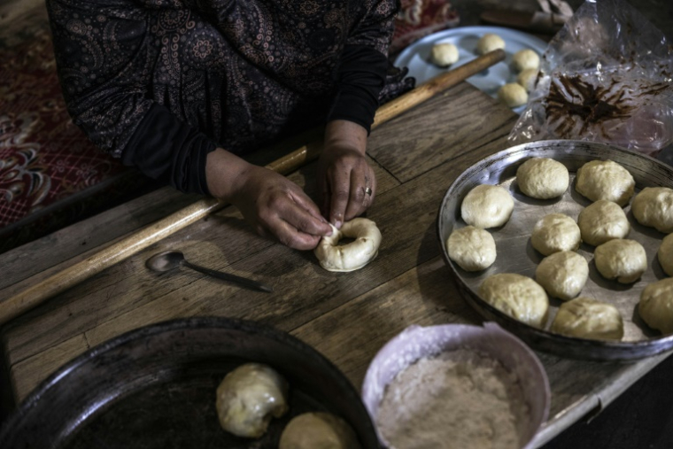 162Fatma Amr prépare des gâteaux dans la grotte que sa famille a transformée en domicile, dans le village d'Al-Tuwani, en Cisjordanie occupée par Israël, le 11 septembre 2026 ( AFP / John WESSELS )