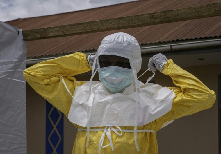 Un membre de MSF retire sa tenue de protection au centre de traitement Ebola à Bunia, dans l'est de la République démocratique du Congo, le 5 juin 2026 ( AFP / GLODY MURHABAZI )