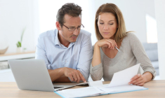 Les ménages qui y ont intérêt peuvent opter pour l'ancien système de taxation et soumettre ces revenus à l'impôt sur le revenu et aux prélèvements sociaux. (Crédit photo : 123RF)