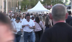 Des fans arrivent à la Plenitude Arena pour le grand retour sur scène de Céline Dion