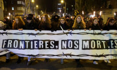 Des personnes lors d'un hommage à Dunkerque aux 27 migrants qui ont péri dans le naufrage d'un bateau dans la Manche en novembre 2021