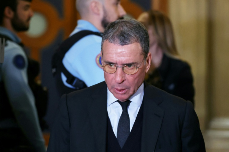 L'homme d'affaires franco-algérien Alexandre Djouhri arrive au palais de justice de Paris, le 16 mars 2026, pour le procès en appel de l'ancien président Nicolas Sarkozy pour soupçons de financement libyen de la campagne présidentielle de 2007 ( AFP / Alain JOCARD )