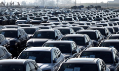 Des voitures neuves, dont les nouveaux véhicules électriques de fabrication chinoise de la société BYD, garées dans le port de Zeebrugge