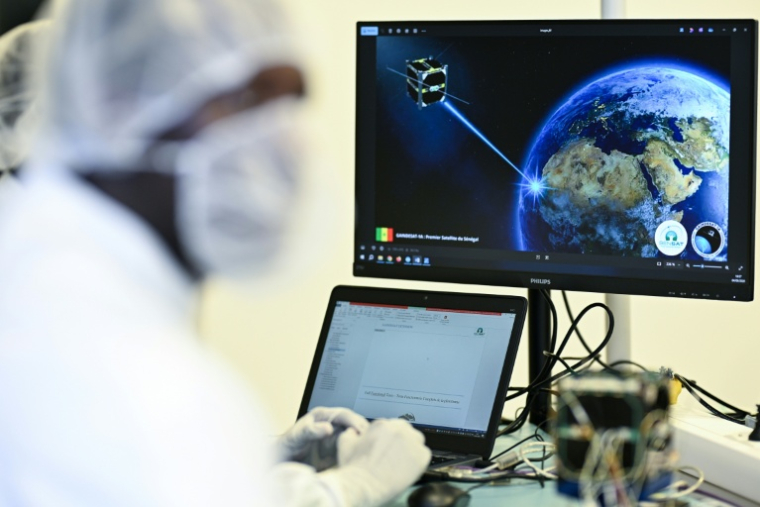 Un ingénieur sénégalais travaille sur le projet de satellite Gaindesat-1B au Centre spatial universitaire de Montpellier (CSUM), dans le sud de la France, le 4 septembre 2026 ( AFP / Gabriel BOUYS )
