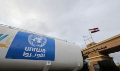 Le logo de l'UNRWA sur un camion entrant en Egypte depuis Gaza