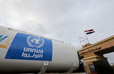 Le logo de l'UNRWA sur un camion entrant en Egypte depuis Gaza