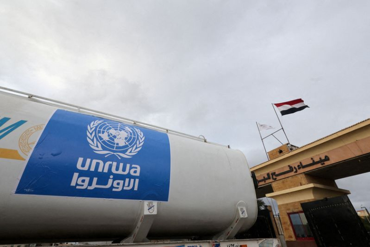 Le logo de l'UNRWA sur un camion entrant en Egypte depuis Gaza
