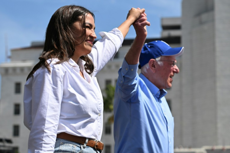 La parlementaire Alexandria Ocasio-Cortez avec Bernie Sanders, lors d'un meeting à Los Angeles, le 12 avril 2025 ( AFP / Robyn Beck )