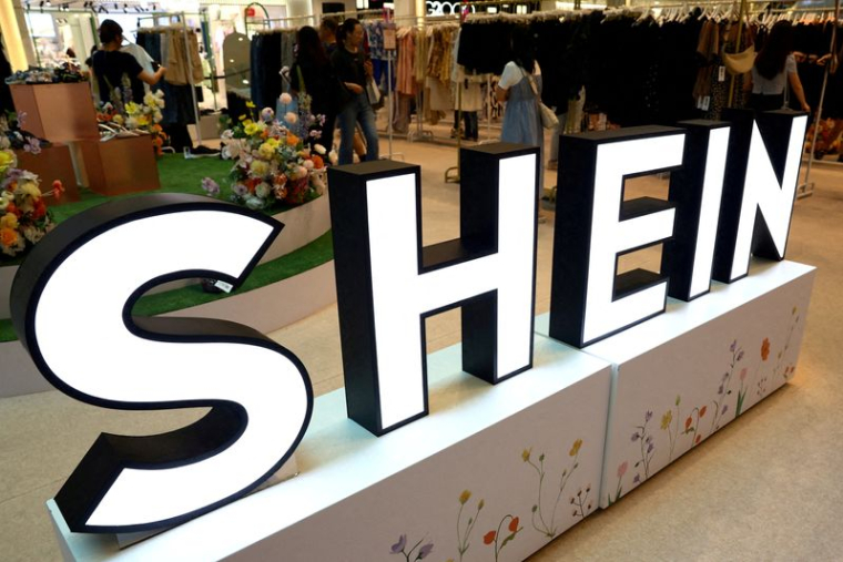 Vue d'un pop-up store Shein dans un centre commercial de Singapour.