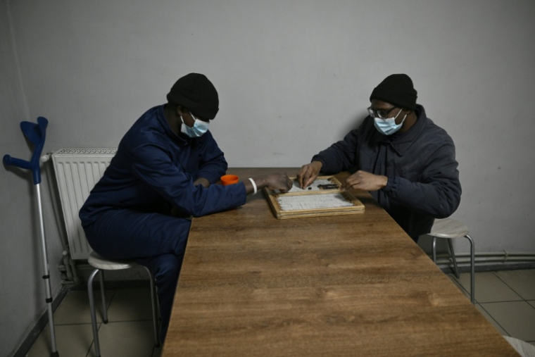 Des ressortissants de pays africains dans une section réservée aux combattants étrangers capturés alors qu'ils servaient pour les forces russes sur le front ukrainien, dans un centre de détention pour prisonniers de guerre russes dans l'ouest de l'Ukraine, le 26 novembre 2025 ( AFP / Genya SAVILOV )