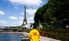 Un maître-nageur surveille la Seine au site de baignade de Grenelle, à Paris, le 29 juin 2026 ( AFP / Julie SEBADELHA )