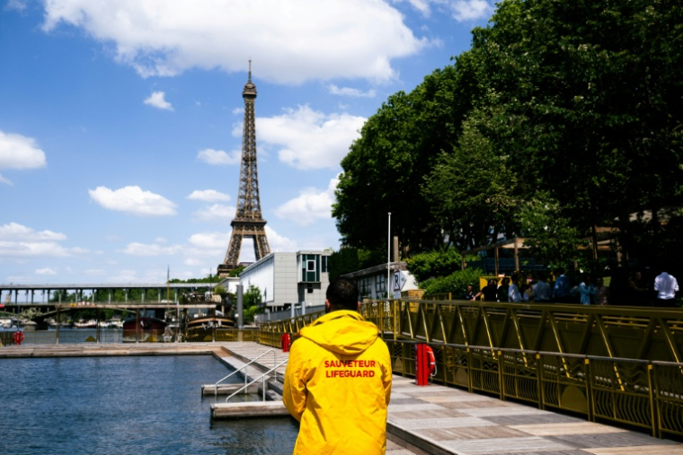 Un maître-nageur surveille la Seine au site de baignade de Grenelle, à Paris, le 29 juin 2026 ( AFP / Julie SEBADELHA )