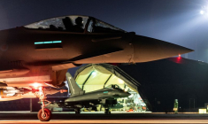 Un avion Typhoon de la Royal Air Force britannique se prépare à mener des frappes contre des cibles Houthis