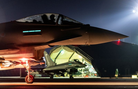Un avion Typhoon de la Royal Air Force britannique se prépare à mener des frappes contre des cibles Houthis