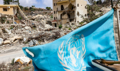 Un drapeau de l'ONU flotte sur un véhicule blindé de la Force intérimaire des Nations unies au Liban (Finul), en patrouille près de bâtiments détruits dans le village de Kfar Kila (sud du Liban), près de la frontière avec le nord d'Israël, le 27 août 2025 ( AFP / ANWAR AMRO )