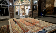 Des tapis persans exposés au marché de Tabriz, le 17 septembre 2025 dans le nord-ouest de l'Iran ( AFP / ATTA KENARE )