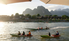Des touristes sur la rivière Nam Song à Vang Vieng, au Laos, le 24 novembre 2024 ( AFP / STR )