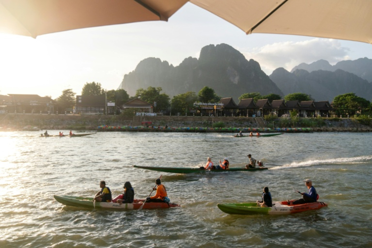 Des touristes sur la rivière Nam Song à Vang Vieng, au Laos, le 24 novembre 2024 ( AFP / STR )