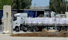 Un camion transportant de l'aide entre dans la bande de Gaza depuis le point de passage israélien de Kerem Shalom, le 20 mai 2025, sur fond de guerre Israël et le mouvement palestinien armé Hamas ( AFP / Jack GUEZ )