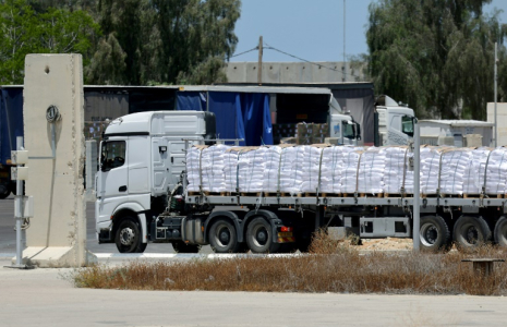 Un camion transportant de l'aide entre dans la bande de Gaza depuis le point de passage israélien de Kerem Shalom, le 20 mai 2025, sur fond de guerre Israël et le mouvement palestinien armé Hamas ( AFP / Jack GUEZ )