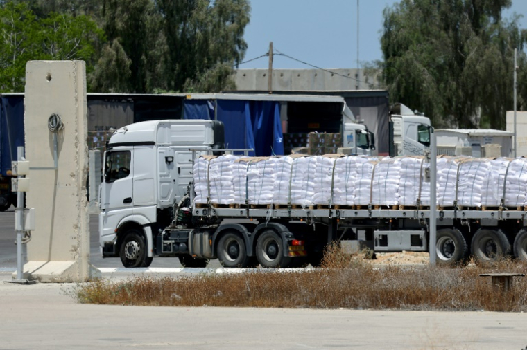 Un camion transportant de l'aide entre dans la bande de Gaza depuis le point de passage israélien de Kerem Shalom, le 20 mai 2025, sur fond de guerre Israël et le mouvement palestinien armé Hamas ( AFP / Jack GUEZ )