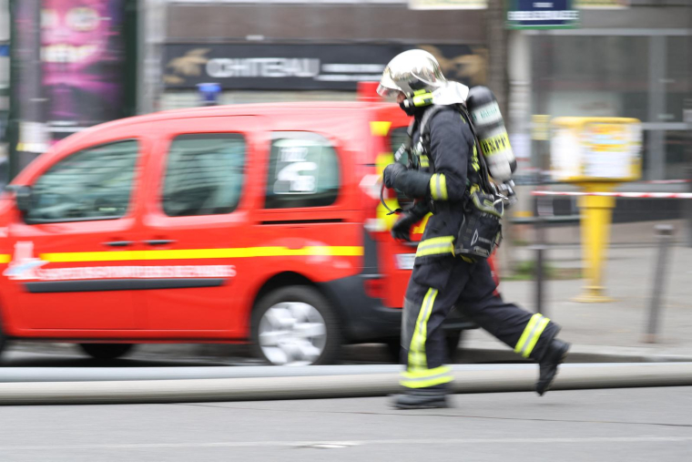 Les pompiers pourront toujours partir plus tôt à la retraite, malgré la réforme qui prévoit un recul de l'âge légal de départ à 64 ans. ( AFP / KENZO TRIBOUILLARD )